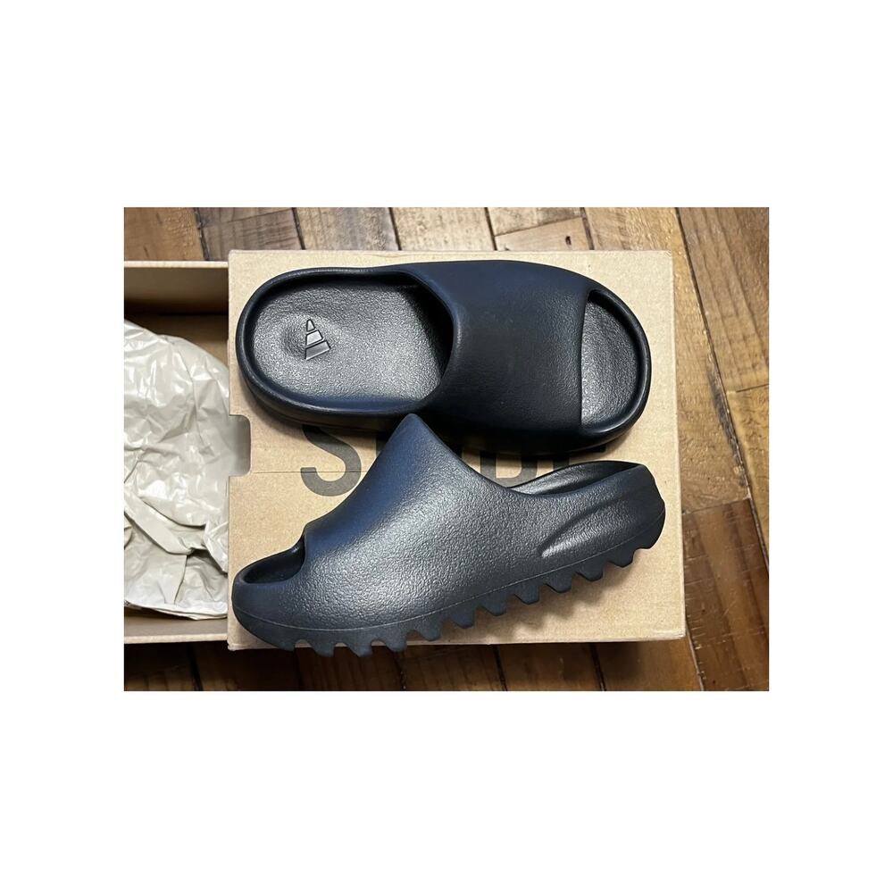 Yeezy Slide Onyx Kids Size 12K HQ4115